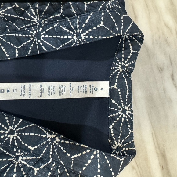Lululemon Women’s V-Neck Zip Up Navy Blue Quilted Lightweight Coat Jacket Sz 4 - Picture 7 of 7